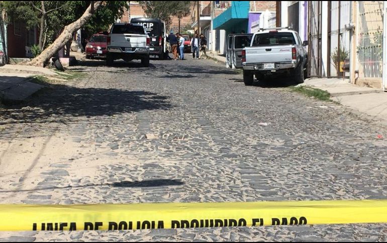 Personal del Servicio Médico Forense realiza el levantamiento del cuerpo; según los reportes corresponde a un hombre de entre 50 a 55 años edad. ESPECIAL / ARCHIVO