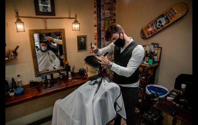 Una barbería en Atenas, Grecia. AFP/L. Gouliamaki