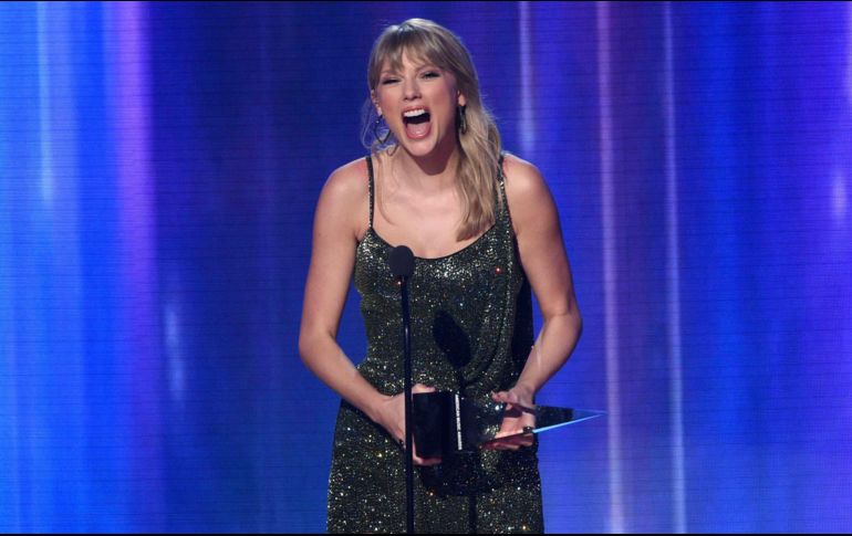 Taylor  celebró a la enfermera quien cumplía 30 años. AP / ARCHIVO