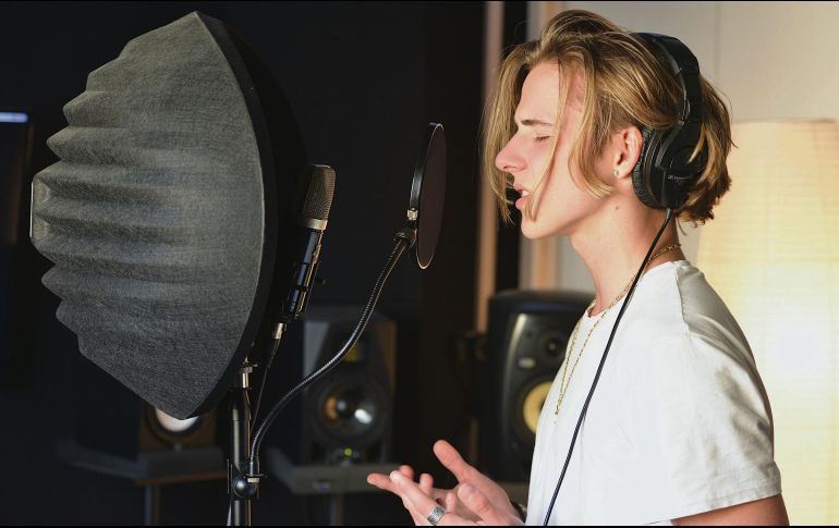 TEO BOK. El intérprete pone mucho corazón al momento de darle voz a una canción. CORTESÍA