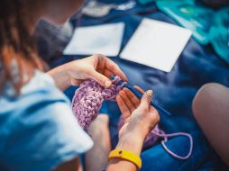 TEJIDO. Más de una persona encuentra paz y regocijo entre el hilo y el ganchillo. ESPECIAL