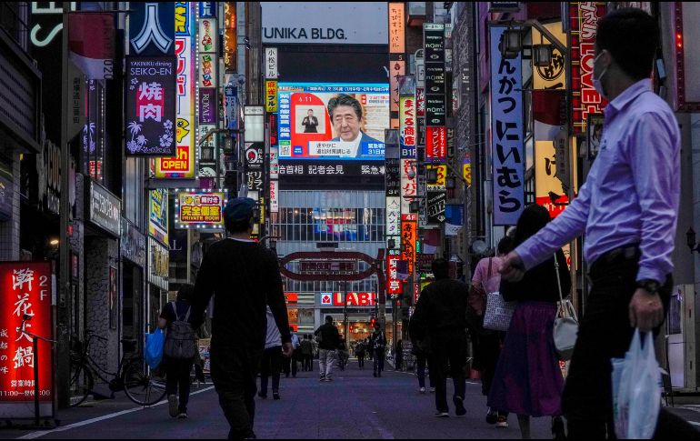 Shinzo Abe, primer ministro japonés, afirma que el país está en el camino correcto para tener bajo control el brote del virus. EFE / K. Mayama