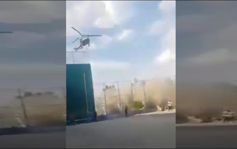 Debido a que el vuelo fue bajo, el aire producido por la hélice de la aeronave levantó una nube de polvo que cubrió el lugar y de paso a las personas que finalmente salieron entre carcajadas y bromas. FACEBOOK