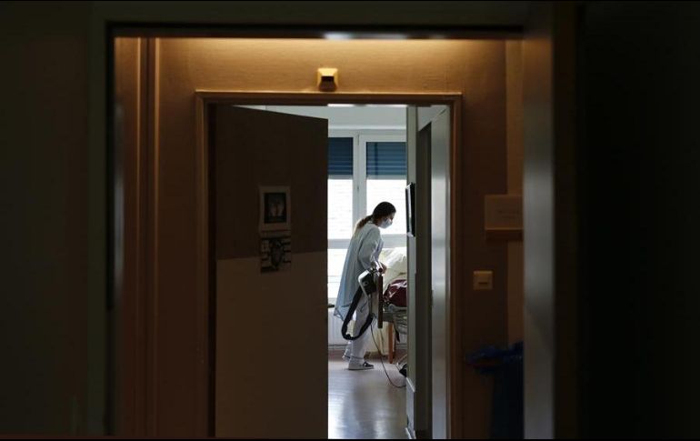 Con seis mil 406 pacientes en las unidades de cuidados intensivos de Francia, éstas siguen saturadas, al 126 % de su capacidad. EFE/T. Vandermersch