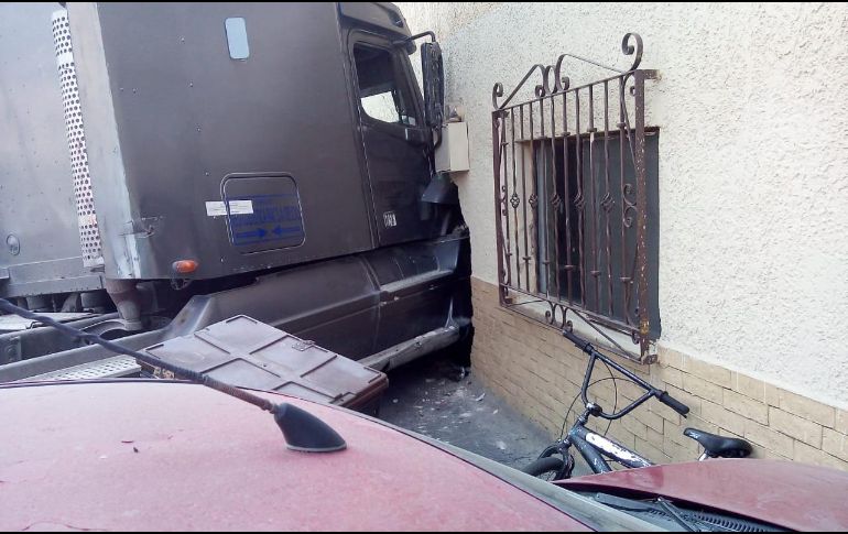 Entre los vehículos afectados, además de una bicicleta, se encuentran varias camionetas y una motocicleta. ESPECIAL