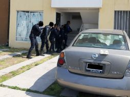 Luego de su captura, a los presuntos responsables se les decomisan 20 envoltorios cuyo contenido cuenta con las características de la droga conocida como cristal, además de un arma de utilería. ESPECIAL/ Policía de Tlajomulco