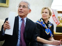 Se espera que el equipo de respuesta, que incluye a expertos como los doctores Anthony Fauci (i) y Deborah Birx (d), reduzca gradualmente sus operaciones en el próximo mes. AFP/ARCHIVO