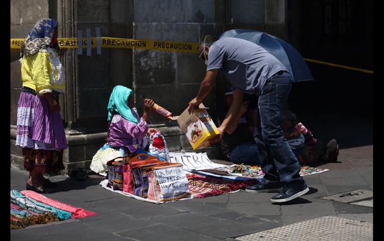 La iniciativa de los comerciantes fue difundida en redes sociales, por lo que en poco tiempo acudieron personas con toda clase de artículos de primera necesidad. EFE/S. Gutiérrez