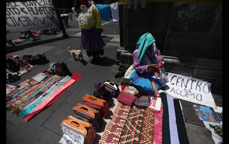 La iniciativa de los comerciantes fue difundida en redes sociales, por lo que en poco tiempo acudieron personas con toda clase de artículos de primera necesidad. EFE/S. Gutiérrez