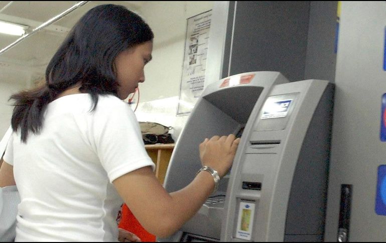 Recuerdan a los usuarios de la banca que, para disminuir el riesgo de contagio por COVID-19, es recomendable realizar las operaciones en línea. NTX/ARCHIVO