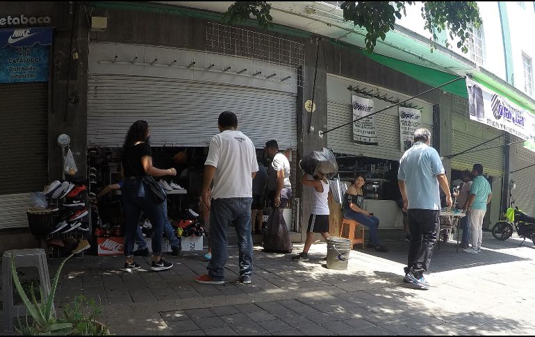 En un recorrido por la zona de Obregón, en el Centro de Guadalajara, este medio de comunicación observó cómo algunos trabajadores salen para entregar pedidos y otros permiten el ingreso de clientes que no portan cubrebocas. EL INFORMADOR/A. Camacho