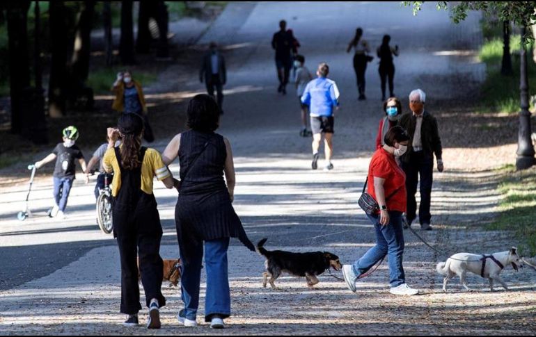 Varias personas sacan a pasear a sus mascotas; las medidas de protección como el uso de cubrebocas son obligatorias. EFE/M. Percossi