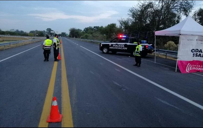 El personal policial realiza cuestionarios a pasajeros provenientes de Jalisco, con el objetivo de detectar síntomas propios de la enfermedad. TWITTER / @MICHOACANSSP