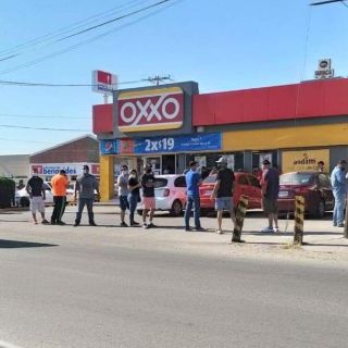 Ignoran cuarentena y hacen enormes filas por cerveza en Sonora