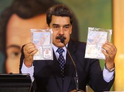 Maduro muestra los pasaportes de los ciudadanos estadounidenses capturados. EFE/Prensa Miraflores