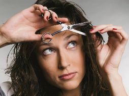 El agua fría hace que el cabello luzca con más brillo. No es necesario realizar todo el lavado con agua fría. Puedes comenzar con agua tibia y para el último enjuagado bajar la temperatura. ESPECIAL