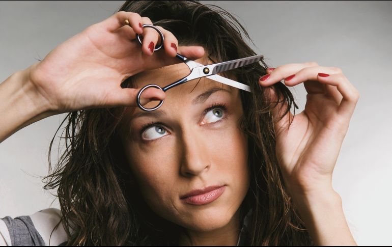 El agua fría hace que el cabello luzca con más brillo. No es necesario realizar todo el lavado con agua fría. Puedes comenzar con agua tibia y para el último enjuagado bajar la temperatura. ESPECIAL
