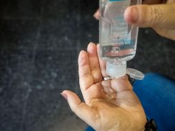 La comercialización de metanol como etanol se dio debido a que este último se escaseó tras la contingencia sanitaria. EFE/ARCHIVO