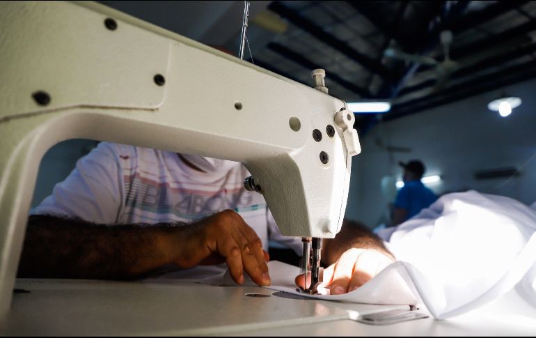 Entre los productos que dichas empresas están fabricando se encuentran cubrebocas, caretas, batas, tapetes sanitizantes, equipo médico, bolsas, ataúdes biodegradables, hilos, textiles, adhesivos, entre otros. EFE / ARCHIVO