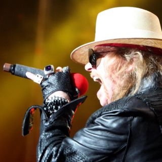 Axl Rose arremete contra el secretario del Tesoro de EU en redes sociales