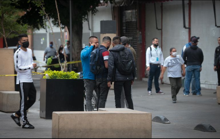 Los reparadores y vendedores permanecen a lo largo de la Calle 16 de septiembre. EL INFORMADOR / F. Atilano