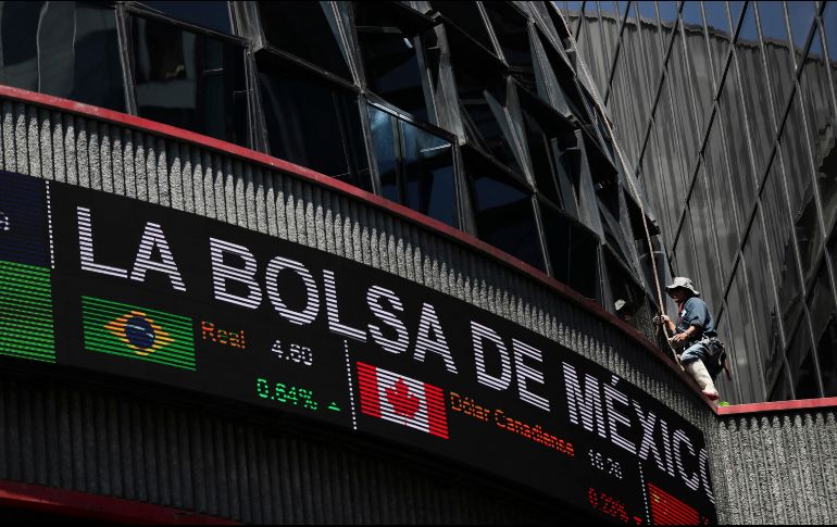 Las emisoras del S&P/ BMV IPC, subieron 2.4 y 2% en ventas y flujo operativo, analistas coinciden en que el impacto del COVID-19 se reflejará hasta el segundo trimestre del 2020. AFP/R. Arangua