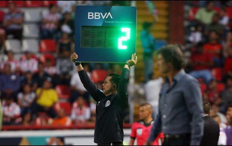 Las sustituciones podrán realizarse en tres interrupciones del juego, así como en el descanso, para evitar 