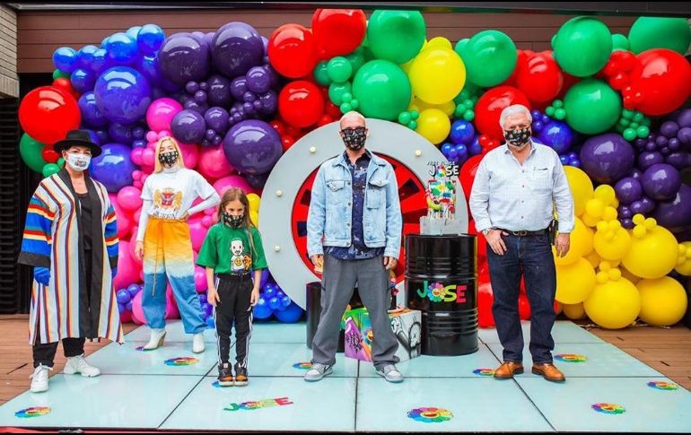 En el festejo se pueden ver más de 10 personas celebrando, usando tapabocas con diseños exclusivos del artista y gel antibacterial. INSTAGRAM/jbalvin