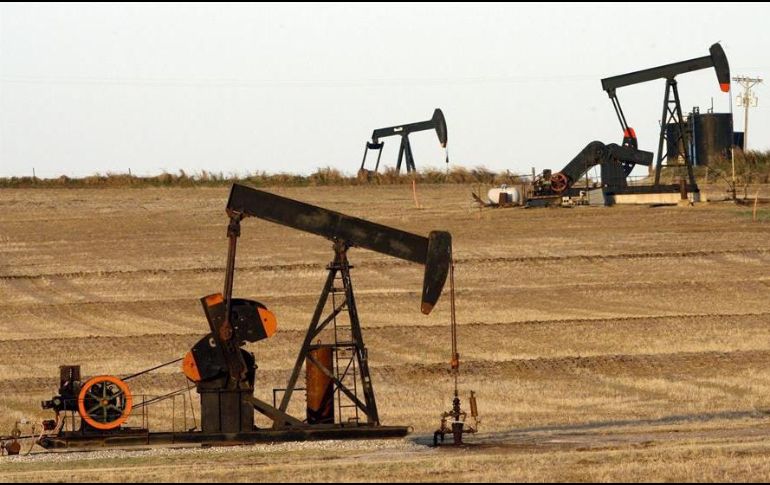 Al final de las operaciones en la Bolsa Mercantil de Nueva York, los contratos de futuros del WTI para entrega en junio sumaron 1.19 dólares respecto a la sesión previa del jueves. EFE/Archivo