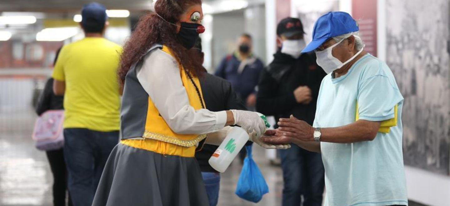 La campaña de los payasos representa una oportunidad de sonreír para muchos pasajeros que no pueden quedarse en casa por la naturaleza de su trabajo. EFE/S. Gutiérrez