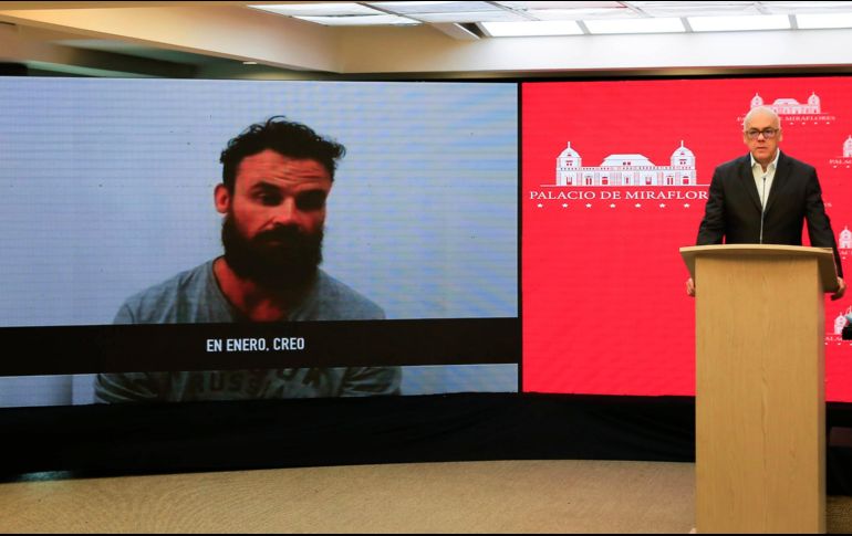 El ministro venezolano de Comunicación, Jorge Rodrúguez, muestra un video de Airon Berry, uno de los mercenarios al servicio de Silvercorp USA. AP/Ministerio de Comunicación
