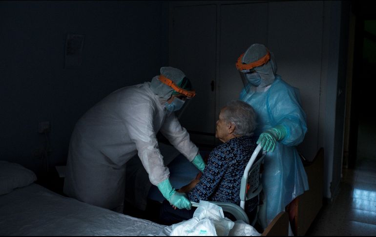 Se espera que la experiencia ganada y una vacuna reduzcan la gravedad de los nuevos brotes. EFE/B. Lorenzo