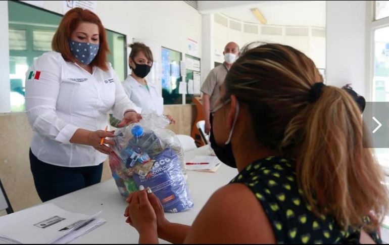 Entrega de despensas como parte del programa 