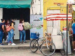 Los floristas piden a los clientes que esperen afuera de los locales. EL INFORMADOR/S. Flores