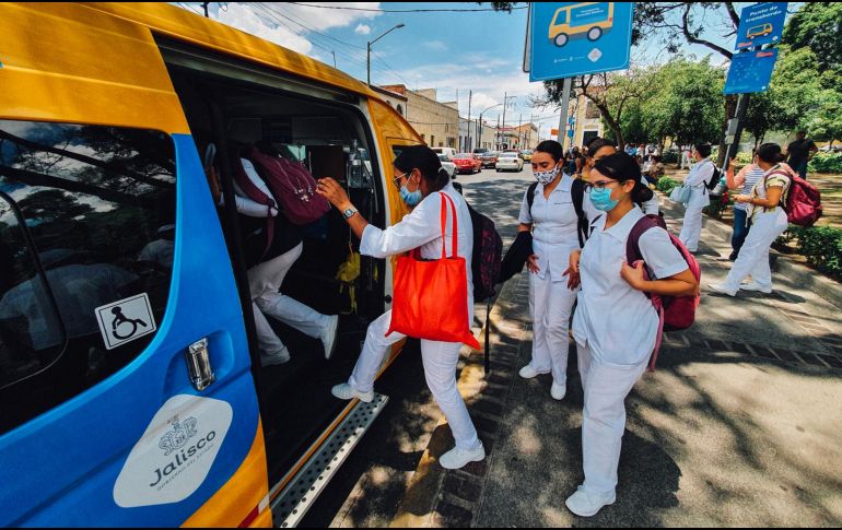 Entre las 13:00 y las 14:00 horas, la parada de “Conexión Médica” que está en Belén, entre Hospital y Juan Álvarez, en el Centro tapatío, reúne a trabajadores de la salud que esperan a las unidades que los acercarán a sus destinos. EL INFORMADOR/G. Gallo