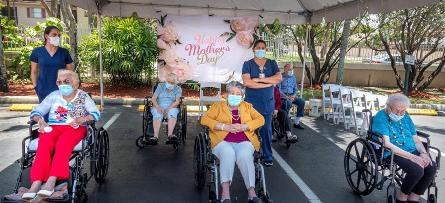 Los automóviles desfilaron varias veces frente a los internos, que mostraban con alegría carteles con sus nombres para que la familia los ubicara. EFE/C. Herrera