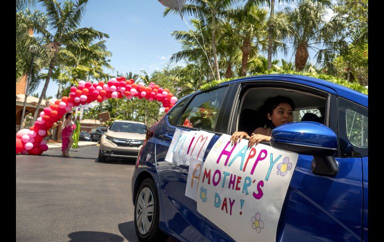 Los automóviles desfilaron varias veces frente a los internos, que mostraban con alegría carteles con sus nombres para que la familia los ubicara. EFE/C. Herrera