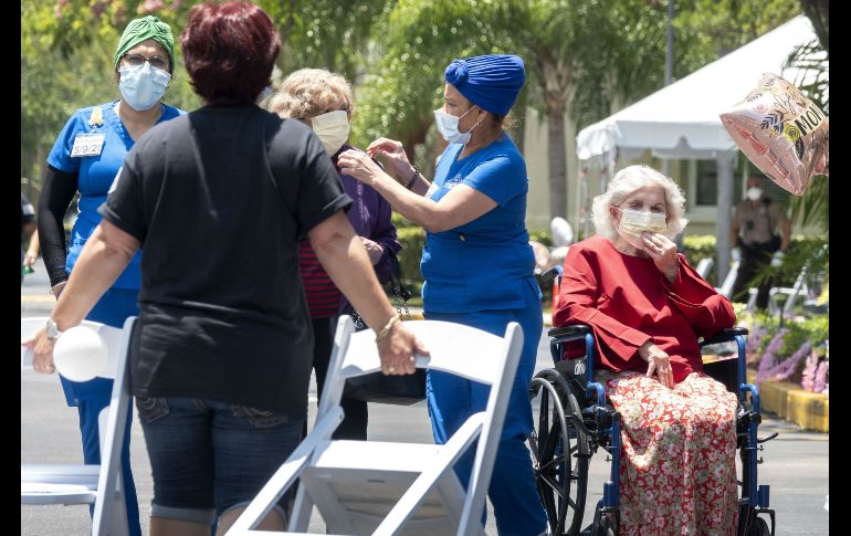 Los automóviles desfilaron varias veces frente a los internos, que mostraban con alegría carteles con sus nombres para que la familia los ubicara. EFE/C. Herrera
