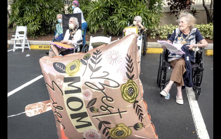 Los automóviles desfilaron varias veces frente a los internos, que mostraban con alegría carteles con sus nombres para que la familia los ubicara. EFE/C. Herrera