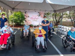 Los automóviles desfilaron varias veces frente a los internos, que mostraban con alegría carteles con sus nombres para que la familia los ubicara. EFE/C. Herrera