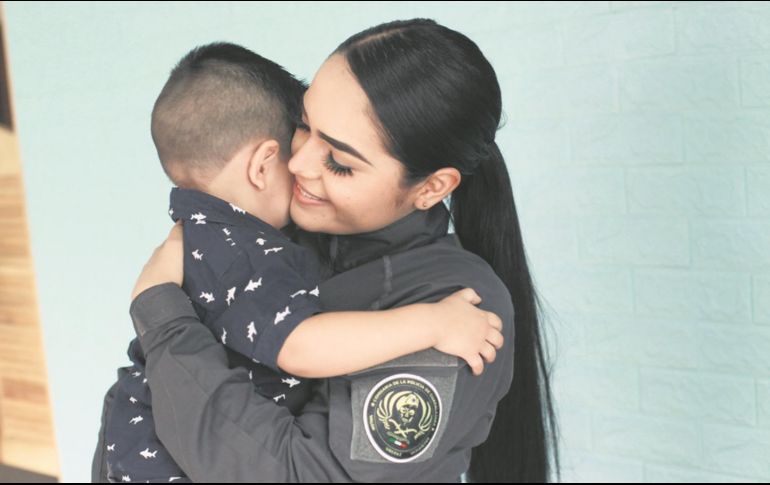 Dificultades. Las largas jornadas de trabajo de las mujeres policías les impiden tener mayor tiempo con sus hijos, pero han sabido combinar ambas facetas. ESPECIAL