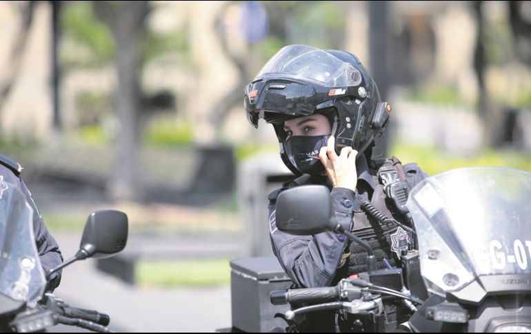 Vocación. Pese a trabajar en una labor peligrosa, cada día que regresan a casa brindan amor y alegría a los más pequeños de la familia. ESPECIAL