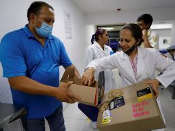 La iniciativa logró reunir 206 regalos pensados para las madres, desde artículos de higiene personal, postres, joyería, ropa, lentes, arte, maquillaje hasta plantas. EFE/F. Guasco