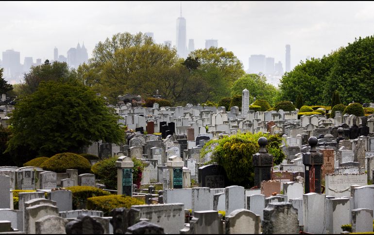 Entre mediados de marzo y principios de mayo, unas 24 mil personas más fallecieron en la ciudad de Nueva York que las que esperarían los expertos con base en la temporada. EFE/EPA/J. Lane