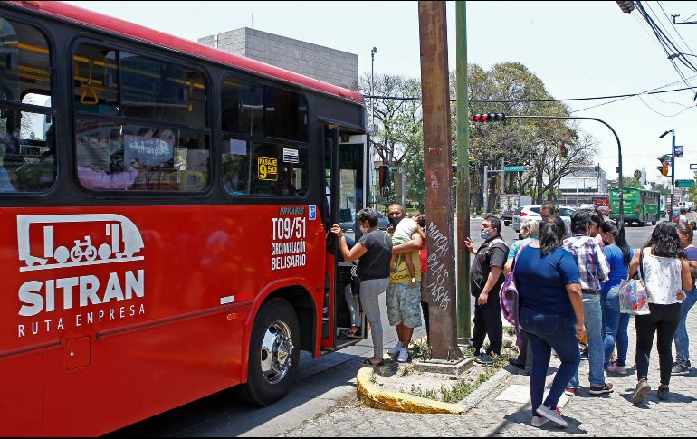 Los usuarios en la espera de la ruta T-09 siguen sin respetar la sana distancia. EL INFORMADOR / A. Camacho