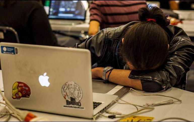Trabajar en la misma postura o permanecer sentado durante periodos prolongados no es saludable. EL INFORMADOR / ARCHIVO