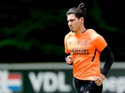 El mediocampista mexicano Erick Gutiérrez y su equipo, el PSV Eindhoven, volvieron a los entrenamientos luego de parar actividades por la pandemia de COVID-19. TWITTER / @GutiGalaviz