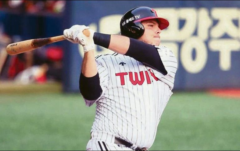 ENCENDIDO. El toletero mexicano, Roberto Ramos, luce en el beisbol coreano, donde se juega sin afición en las tribunas. ESPECIAL