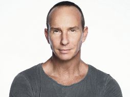 En su perfil de Instagram, el famoso publicó una imagen que lo muestra enfermo, recostado y con lentes. CORTESÍA