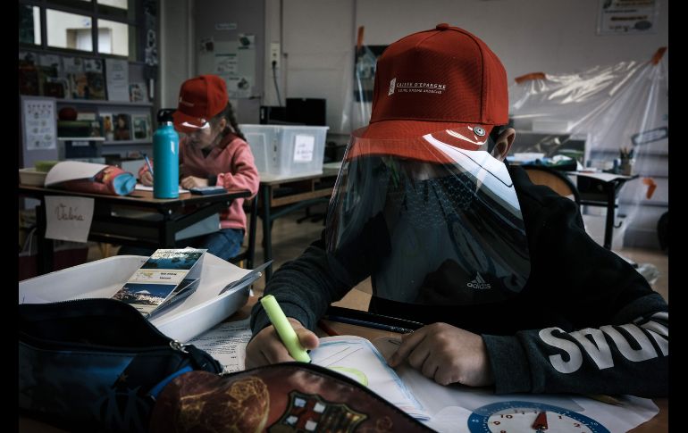 Alumnos de primaria llevan visores protectores en La Grand-Croix, en el centro de Francia. AFP/J. Ksiazek